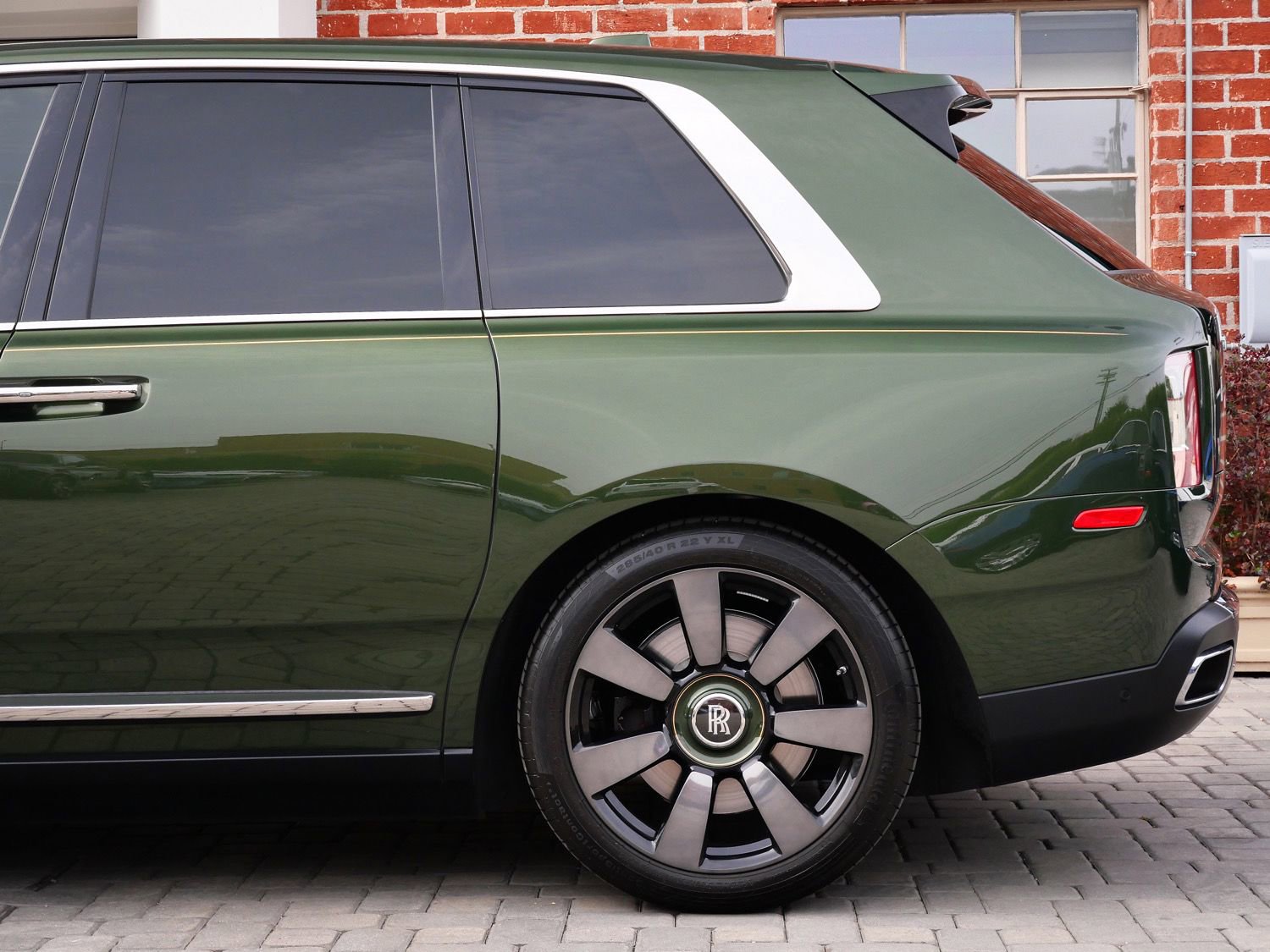 Certified 2023 Rolls-Royce Cullinan w/ Cullinan Package image 24