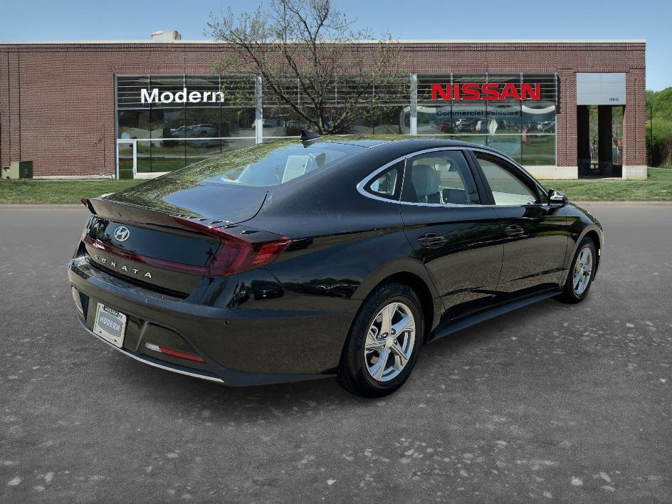 Used 2023 Hyundai Sonata SE w/ Preferred Accessory Package FWD image 4