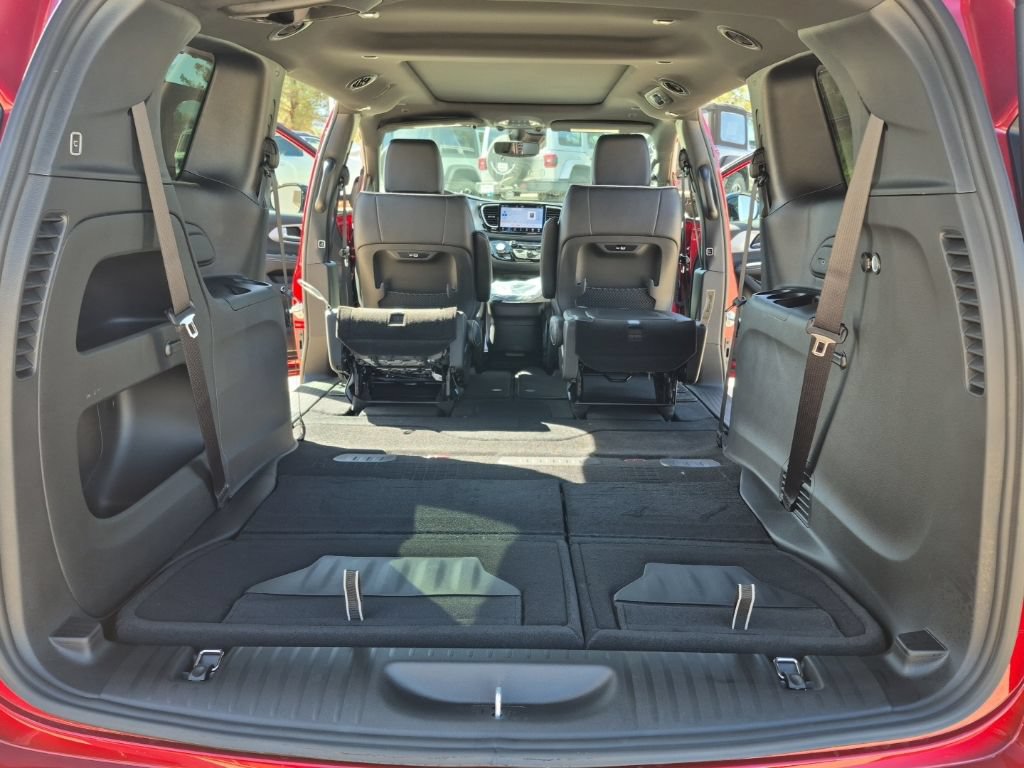 New 2025 Chrysler Pacifica Limited w/ Trailer Tow Group FWD image 37