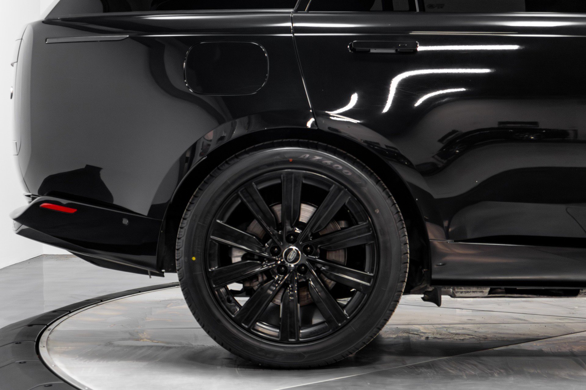 Used 2023 Land Rover Range Rover Long Wheelbase SE image 16