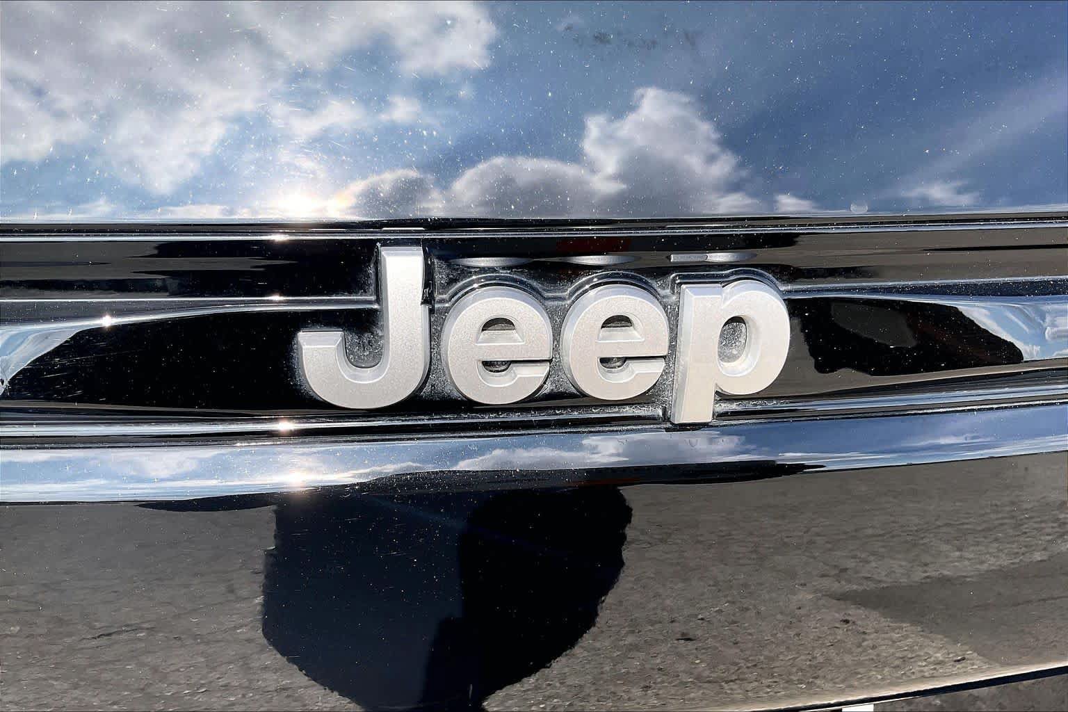 Used 2025 Jeep Grand Cherokee Summit w/ MOPAR Finishing Package AWD/4WD image 31