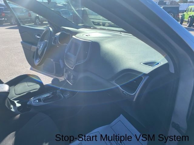 Used 2019 Jeep Cherokee Latitude w/ Popular Appearance Group image 29