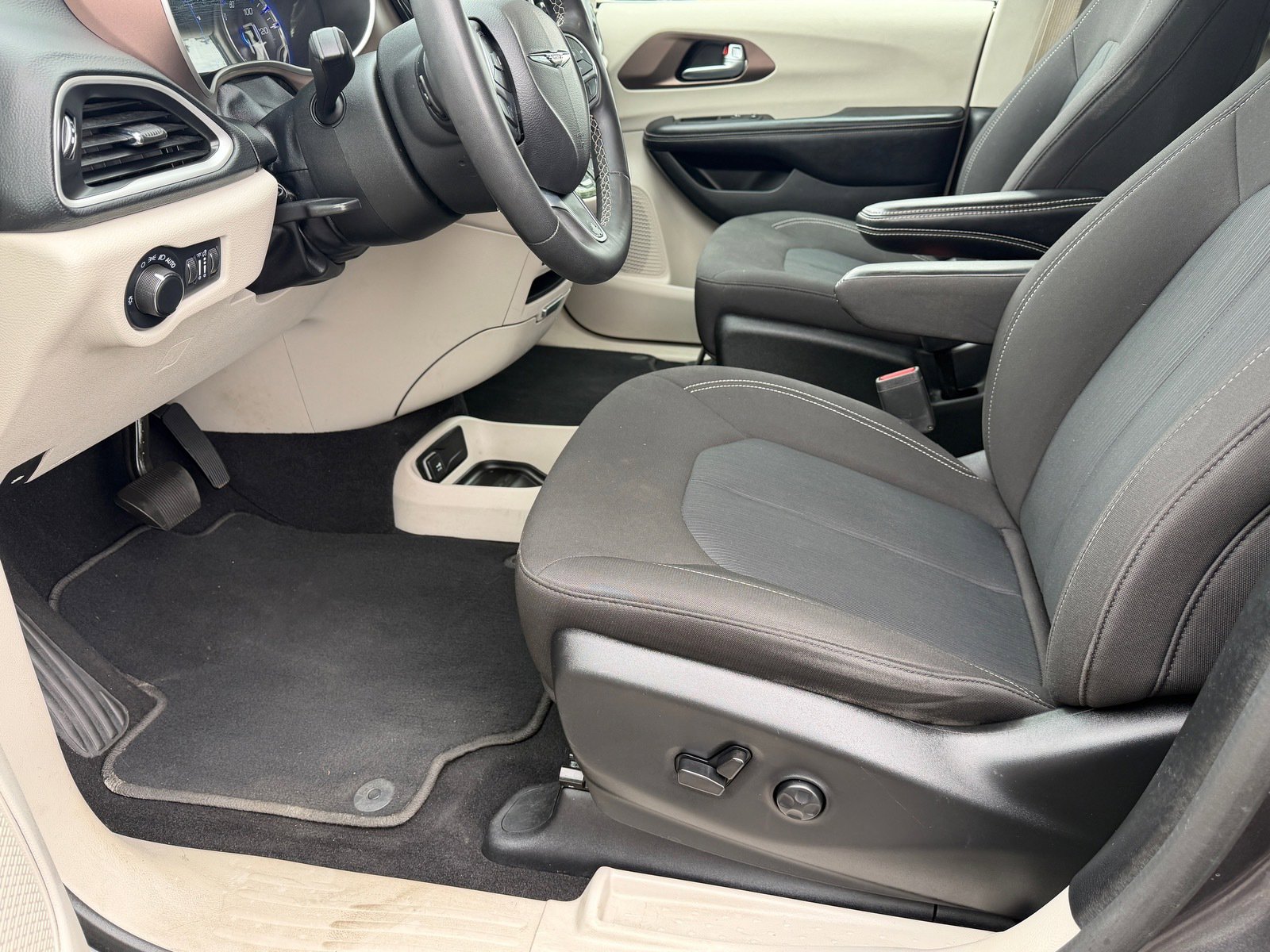 Used 2023 Chrysler Voyager LX FWD image 15