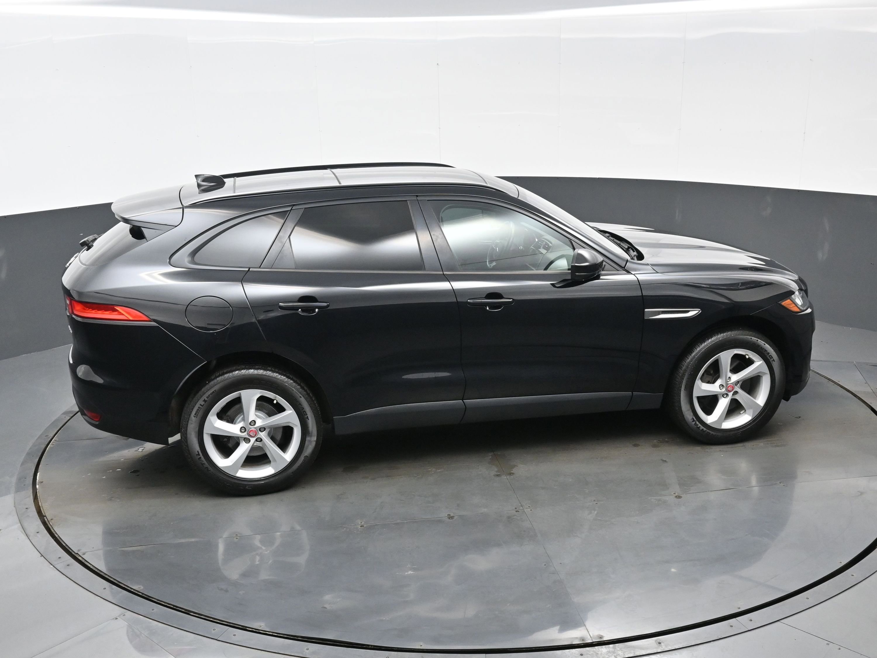 Used 2017 Jaguar F-PACE Premium image 43