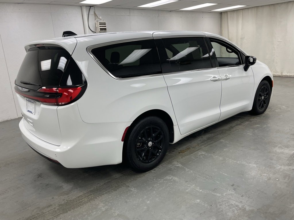 Used 2025 Chrysler Pacifica Select image 7