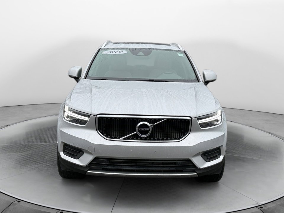 Used 2019 Volvo XC40 T5 Momentum image 2
