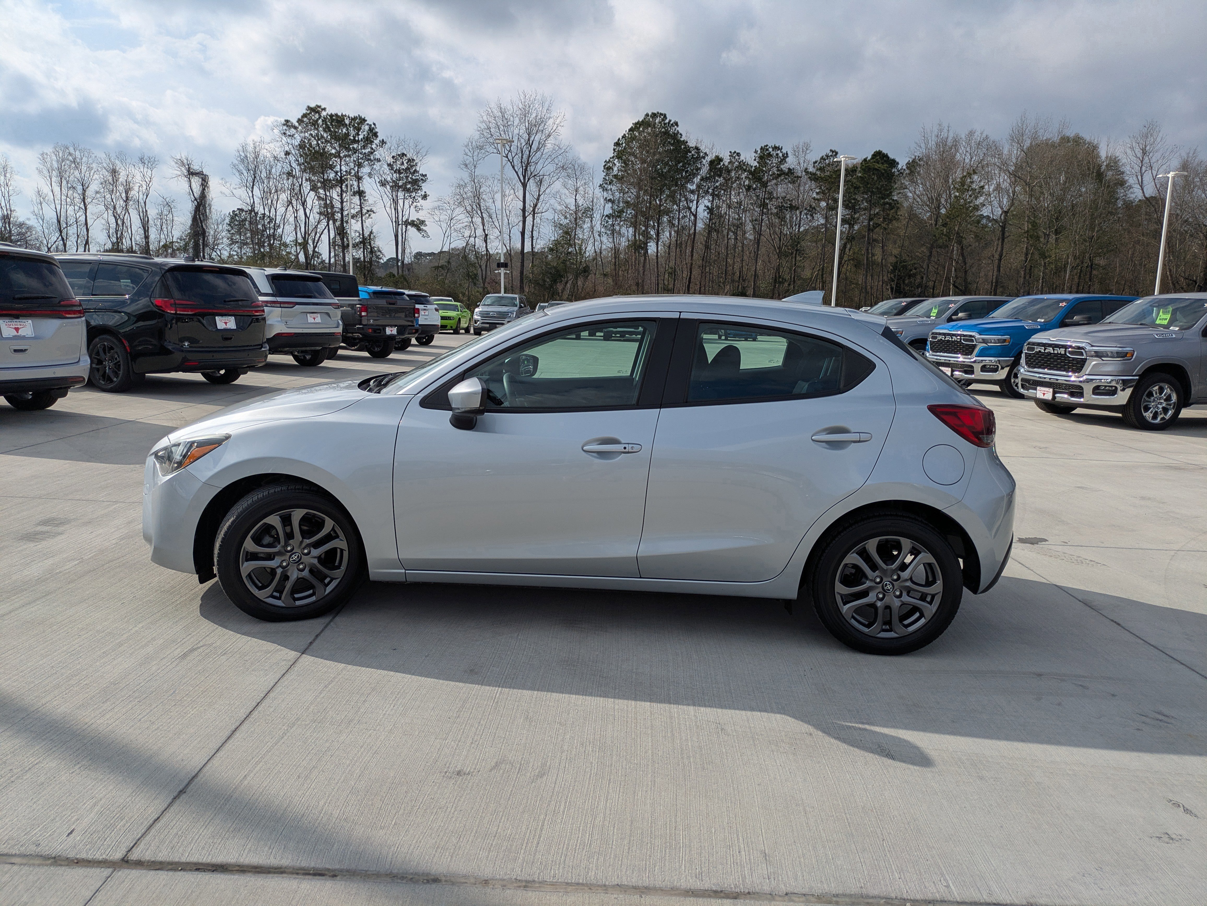 Used 2020 Toyota Yaris LE image 2