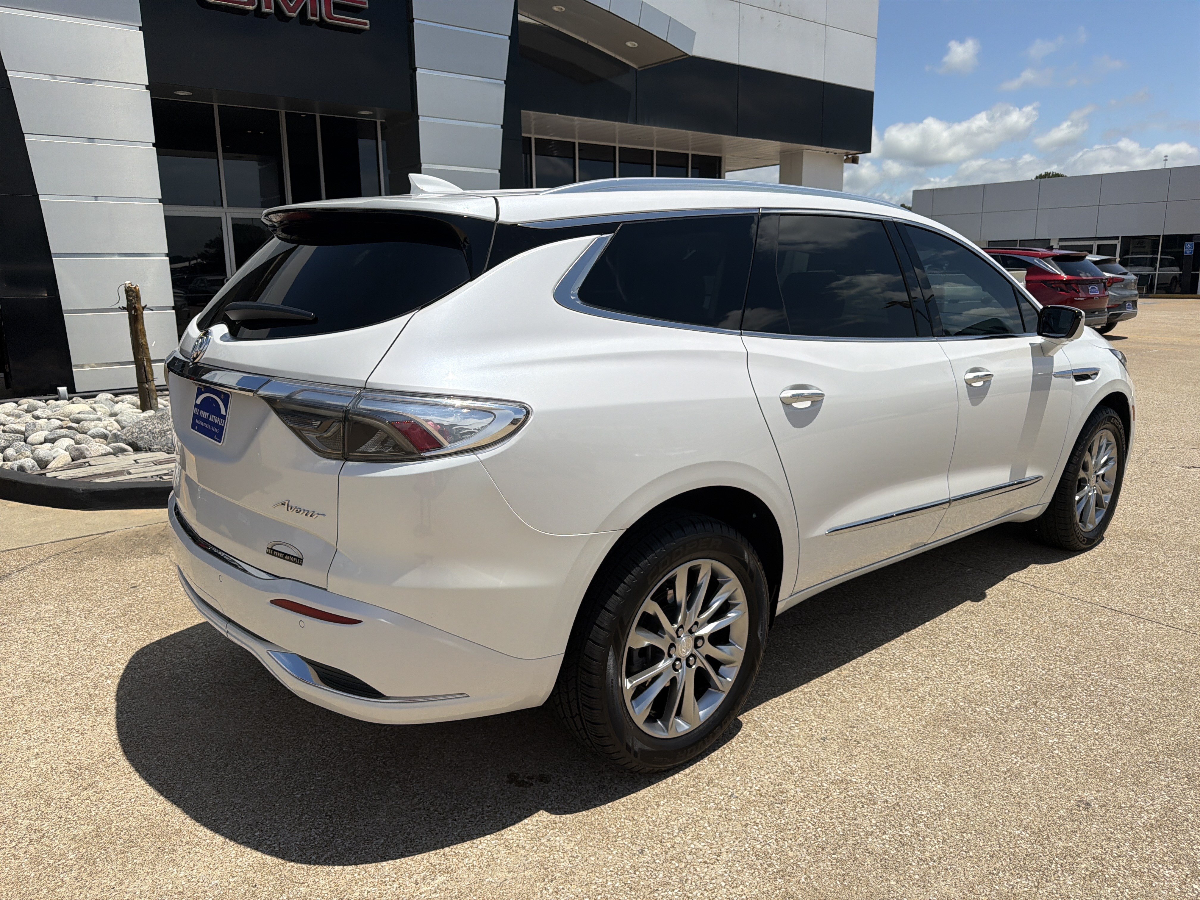 Used 2022 Buick Enclave Avenir FWD image 3