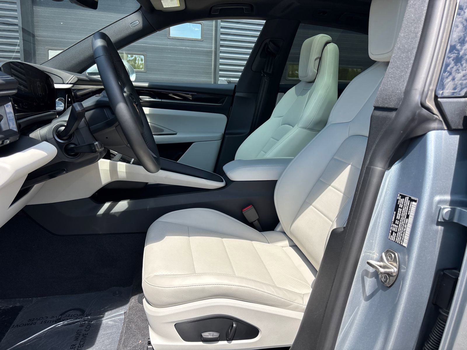 Used 2025 Porsche Macan 4 Electric AWD/4WD image 2