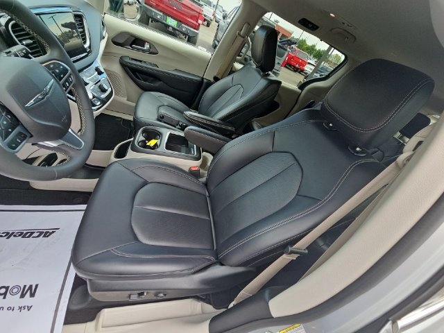 Used 2024 Chrysler Pacifica Touring-L FWD image 22