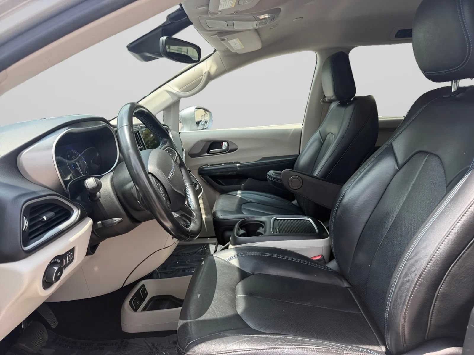 Used 2021 Chrysler Pacifica Touring-L FWD image 16
