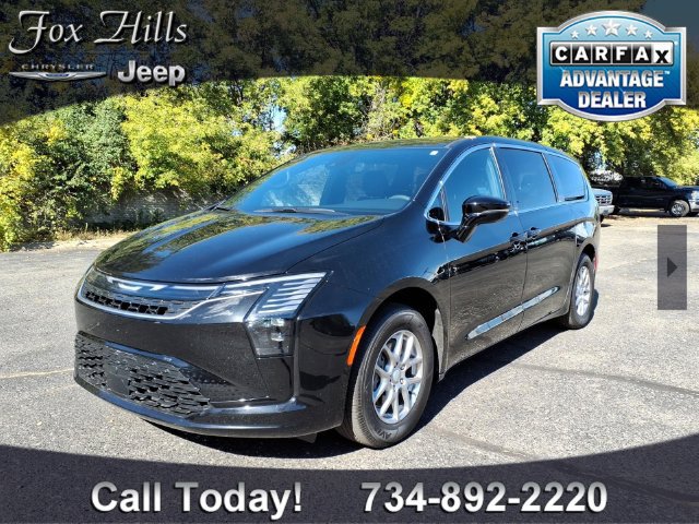 Used 2027 Chrysler Pacifica Select FWD image 3