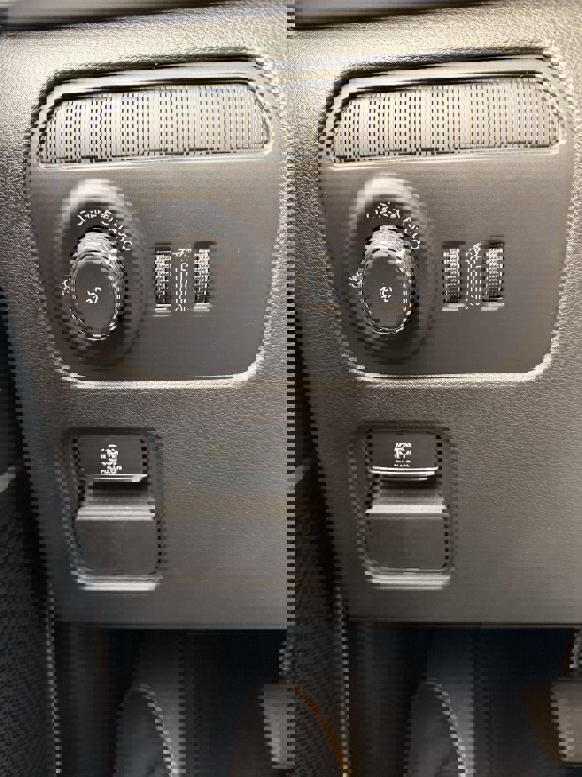 Used 2025 Jeep Wagoneer L 4WD image 14