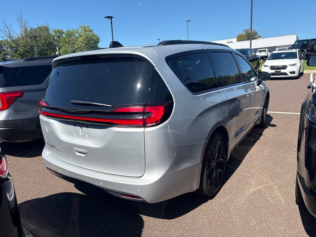 Used 2026 Chrysler Pacifica Select w/ S Appearance Package FWD image 2