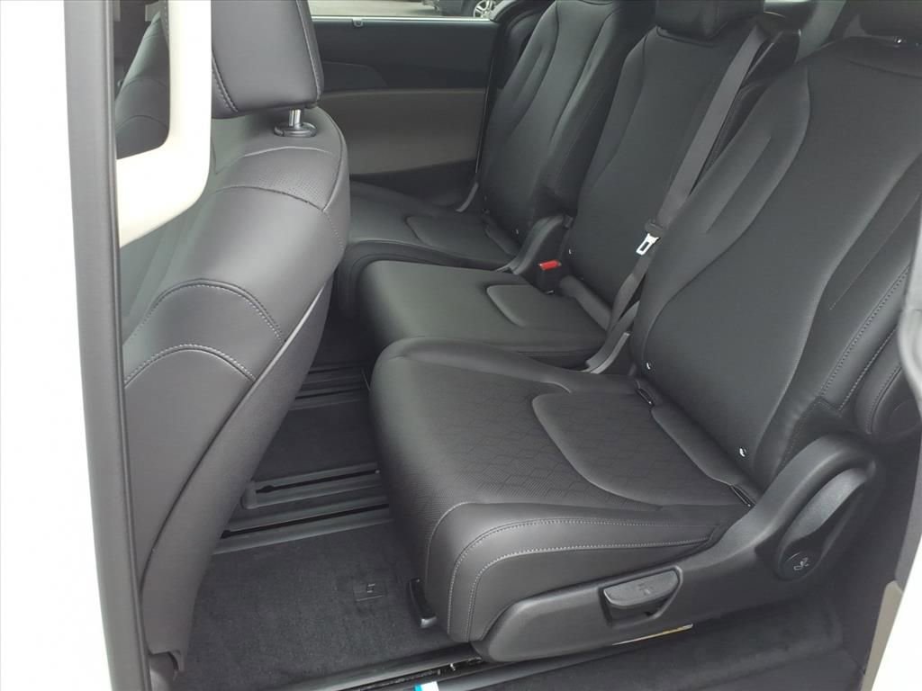 New 2026 Kia Carnival EX image 7