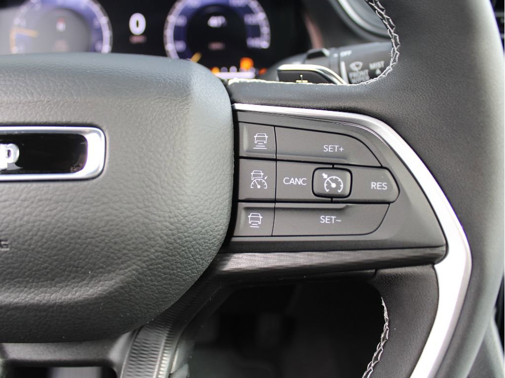 New 2025 Jeep Grand Cherokee Altitude image 17