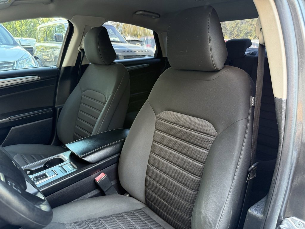 Used 2020 Ford Fusion SE image 9