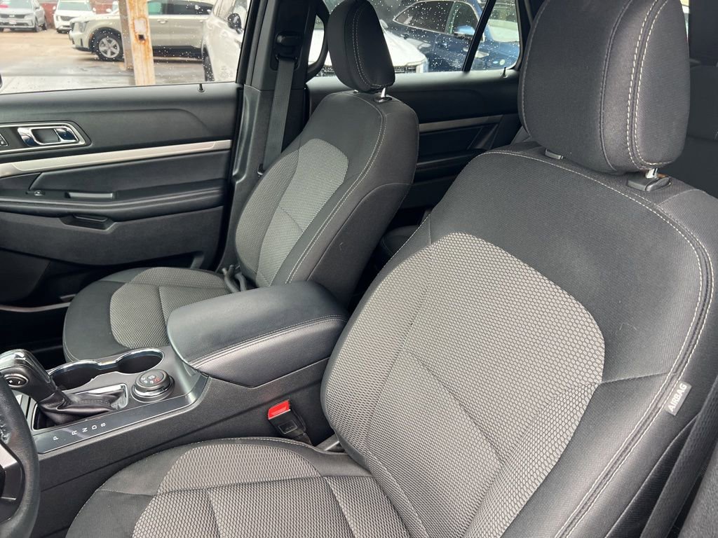 Used 2018 Ford Explorer XLT image 5