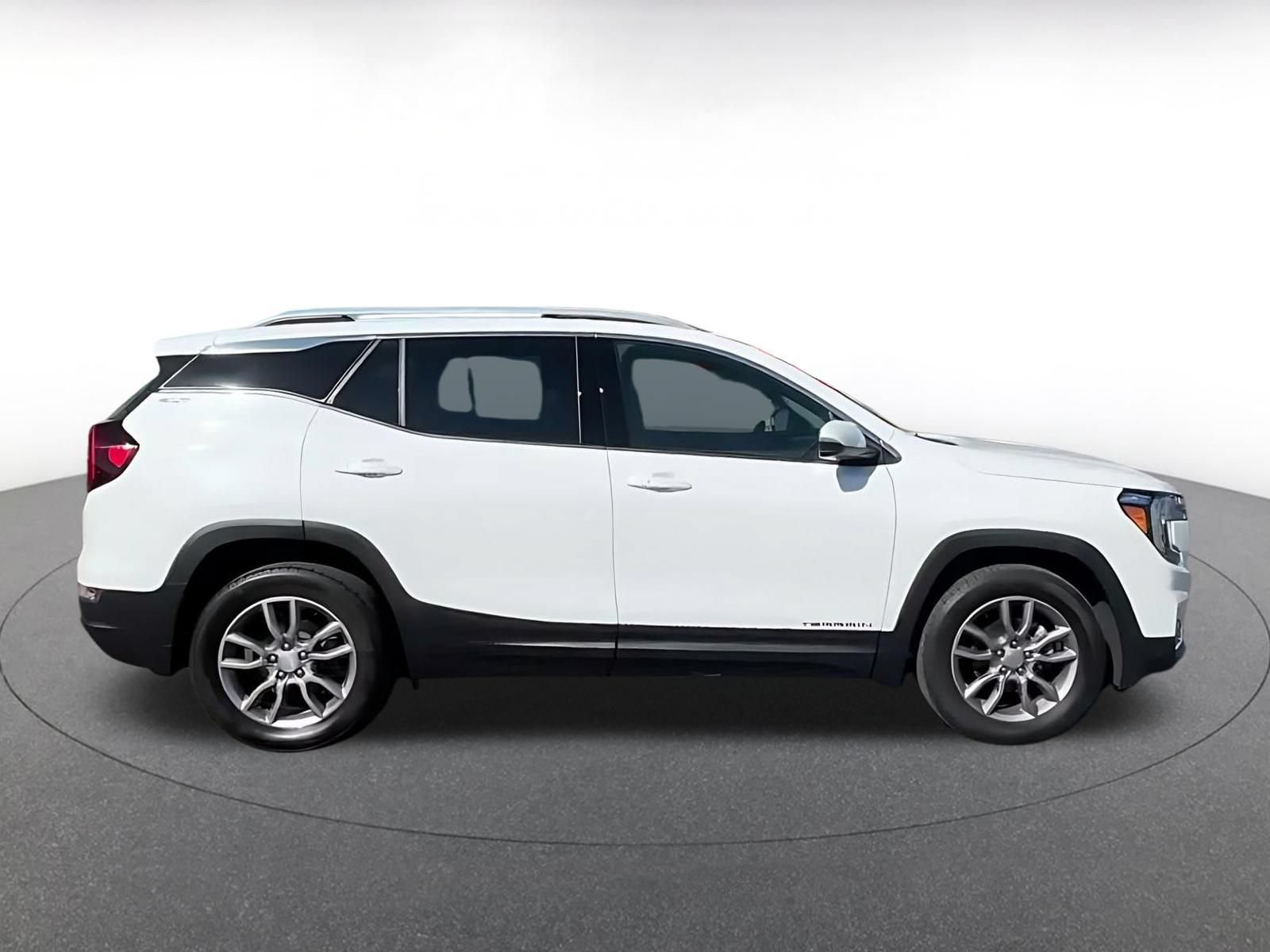 Used 2024 GMC Terrain SLT AWD/4WD image 15
