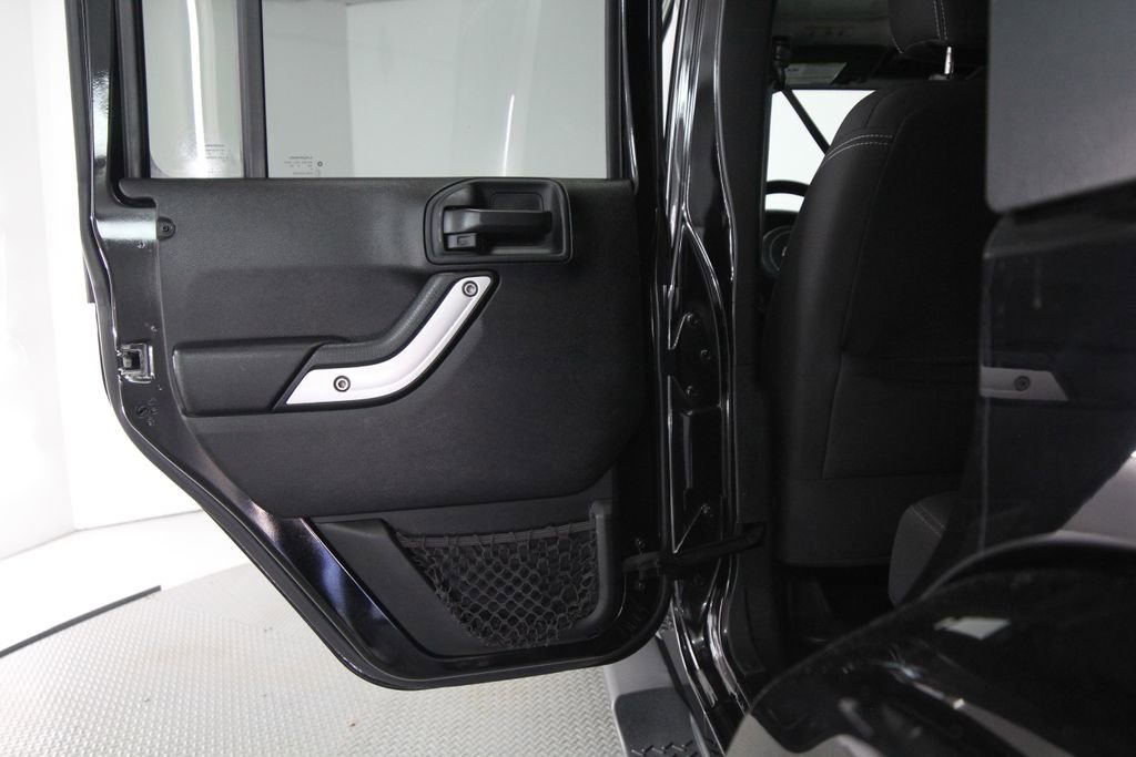 Used 2018 Jeep Wrangler Unlimited Sahara AWD/4WD image 39