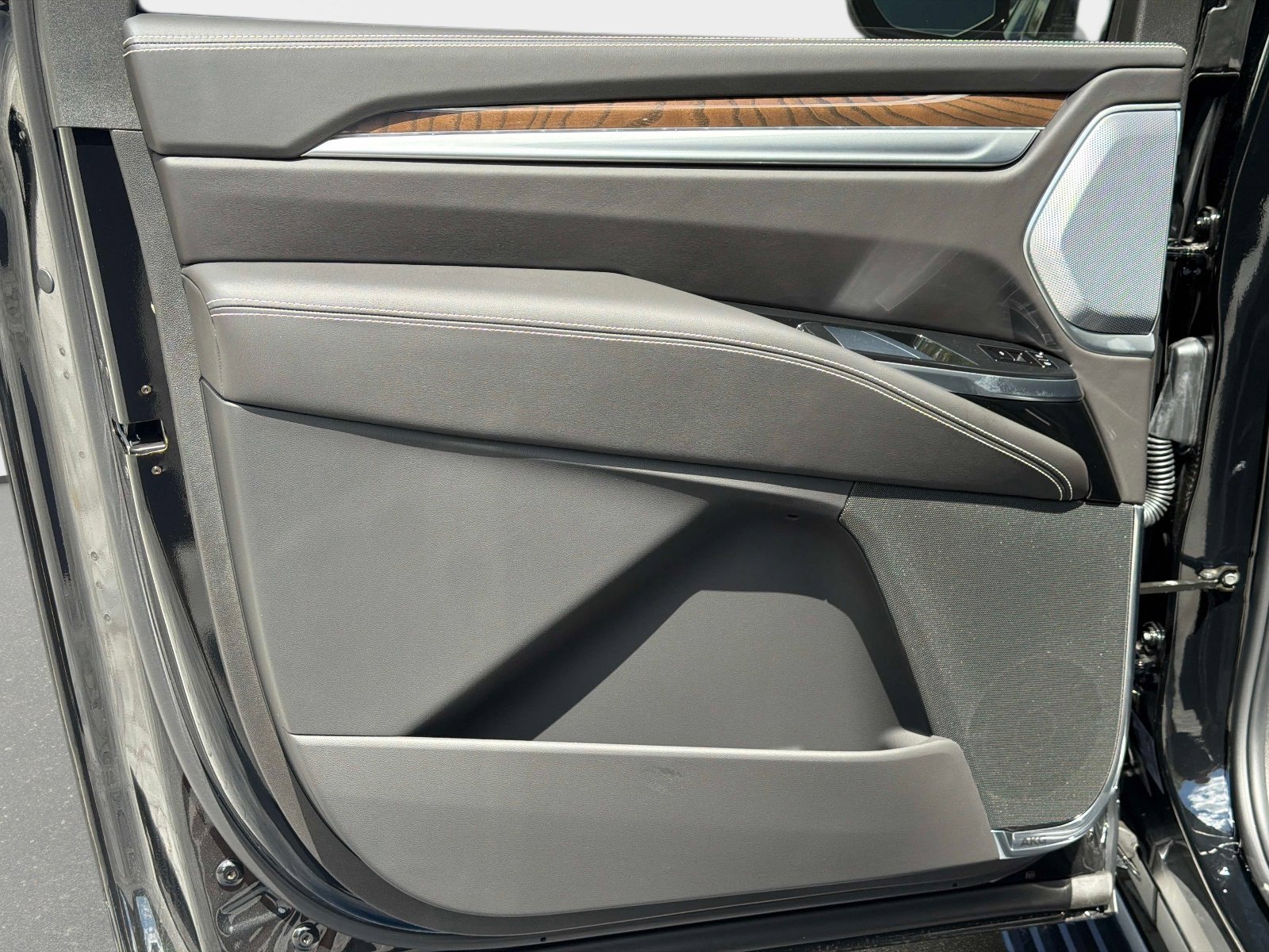 Used 2026 Cadillac Escalade ESV Platinum Sport w/ LPO, ONYX Package image 32