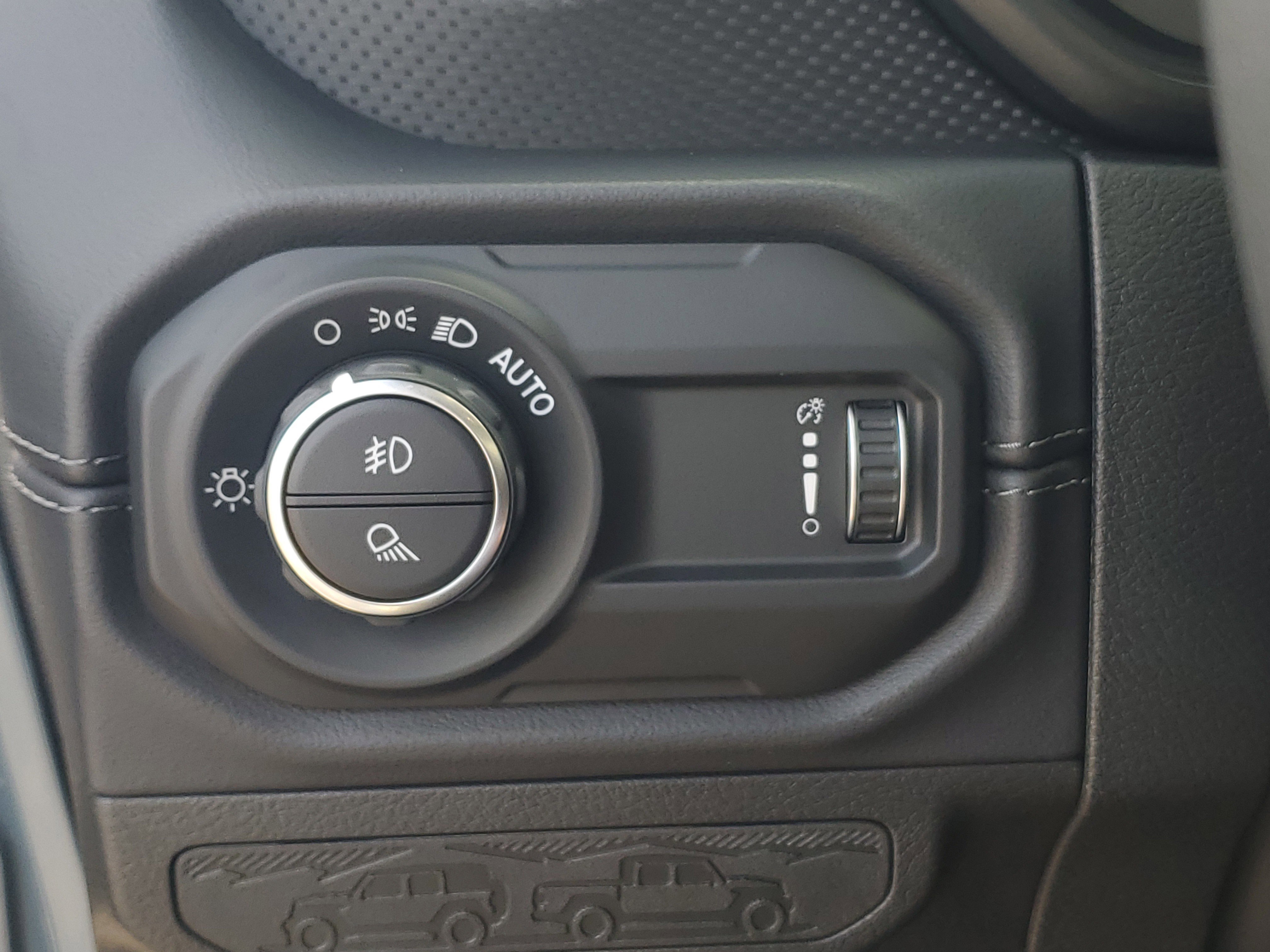 Used 2025 Jeep Gladiator Mojave AWD/4WD image 13