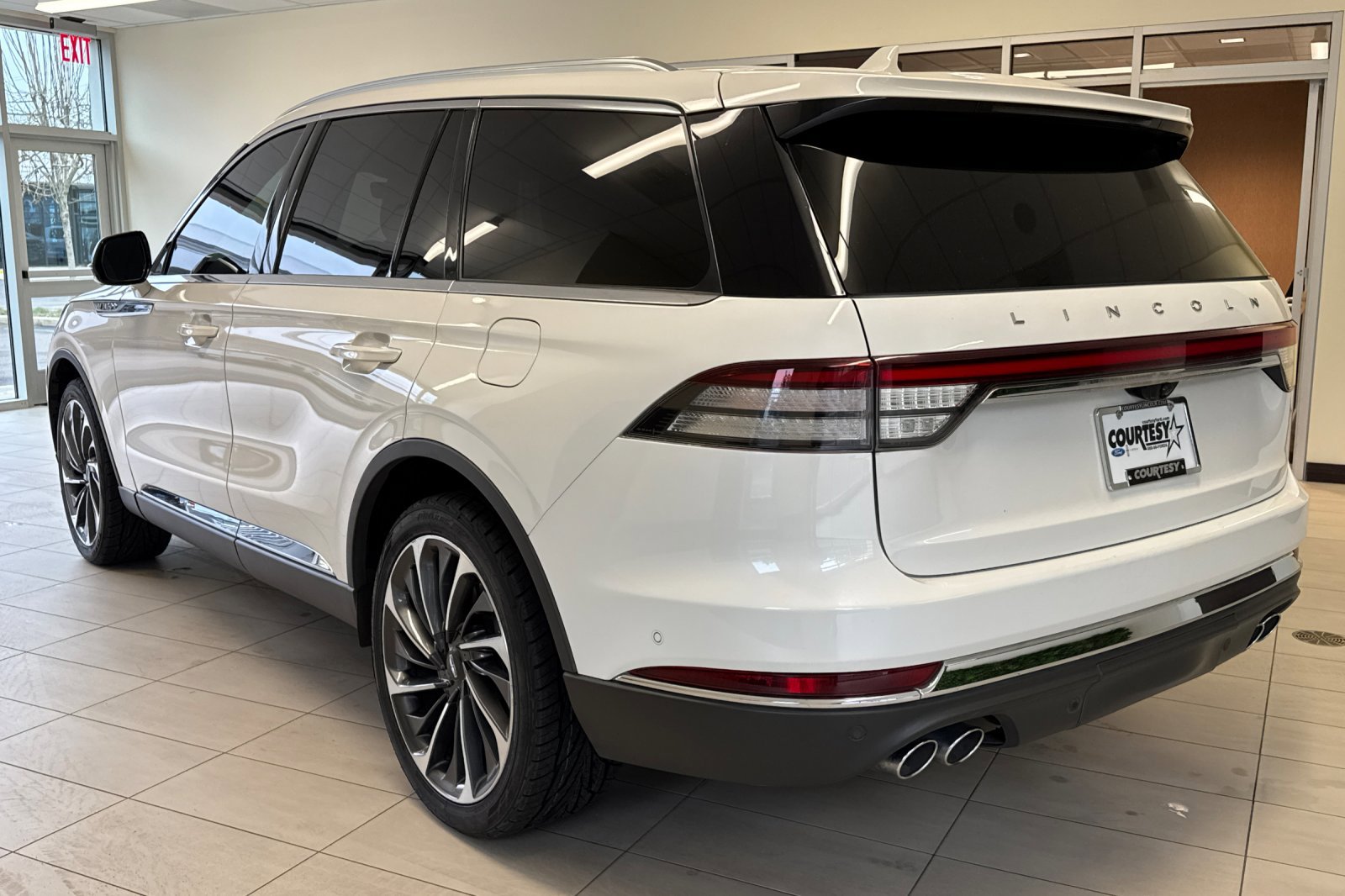 Used 2020 Lincoln Aviator Reserve w/ Equipment Group 202A image 6