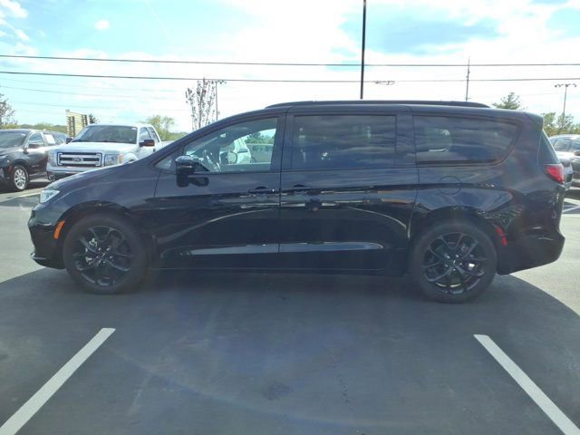Used 2024 Chrysler Pacifica Touring-L w/ S Appearance Package image 4