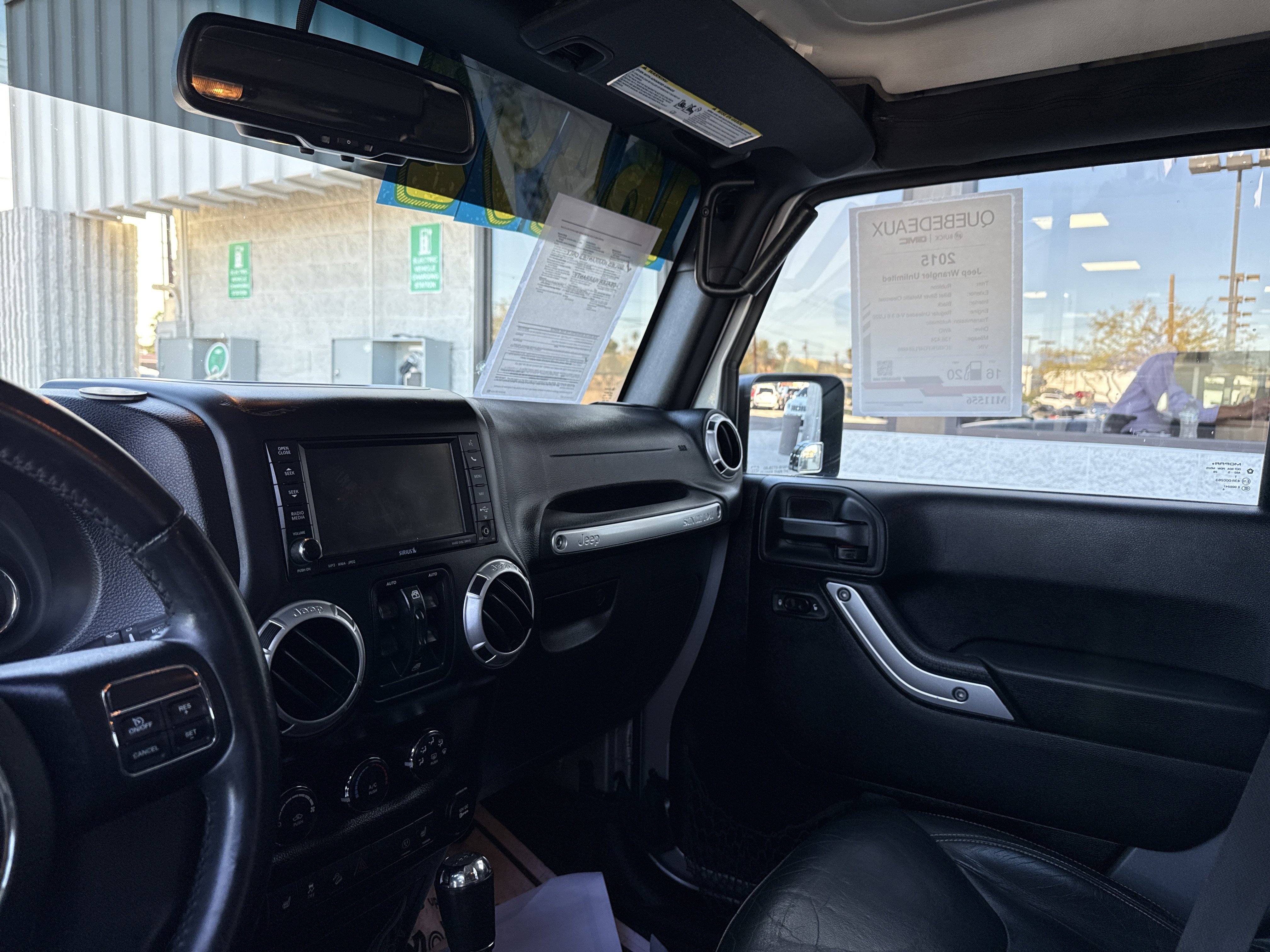 Used 2015 Jeep Wrangler Unlimited Rubicon w/ Connectivity Group image 19