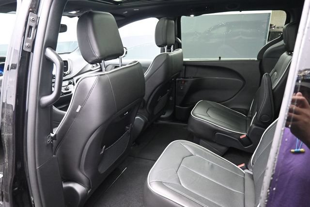 New 2027 Chrysler Pacifica Limited FWD image 9