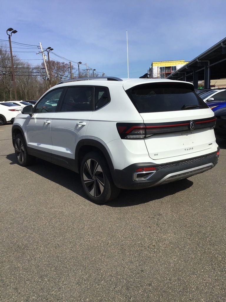 Used 2025 Volkswagen Taos SE AWD/4WD image 3
