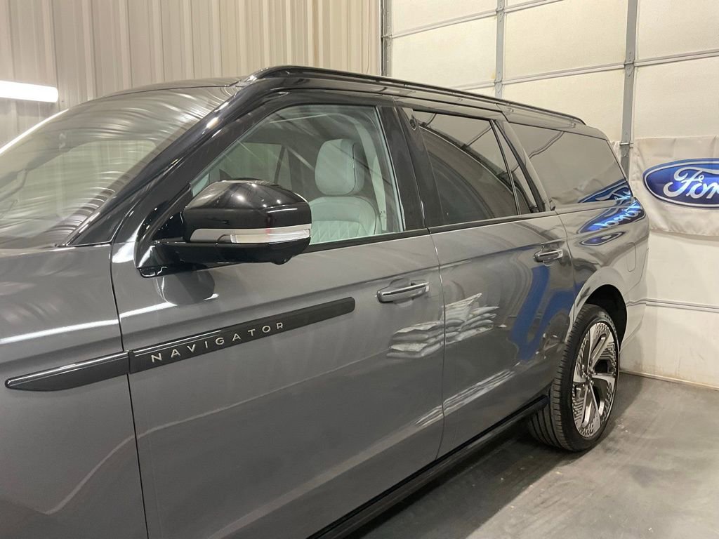 Used 2025 Lincoln Navigator L Black Label w/ Black Label Special Edition image 5