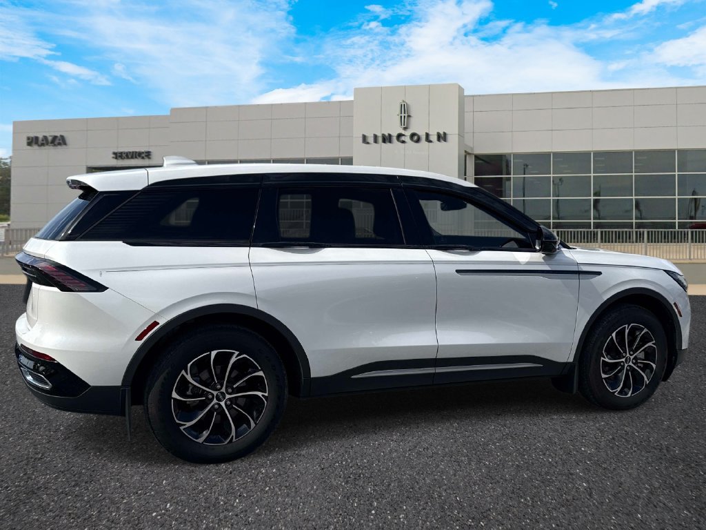 Used 2025 Lincoln Nautilus Premier AWD/4WD image 3