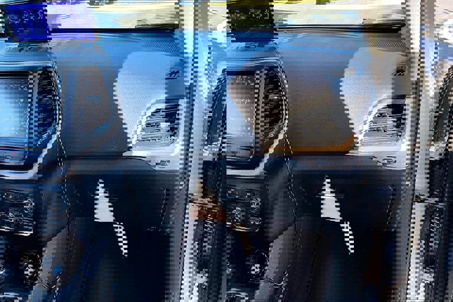 Used 2017 Jeep Cherokee Limited image 19