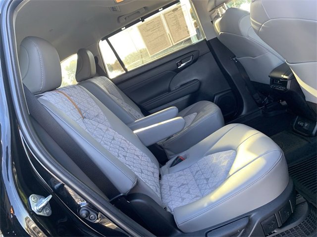Certified 2023 Toyota Highlander Bronze Edition image 12