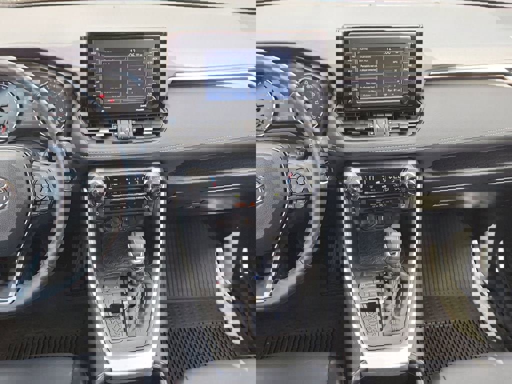 Used 2022 Toyota RAV4 XLE Premium image 11