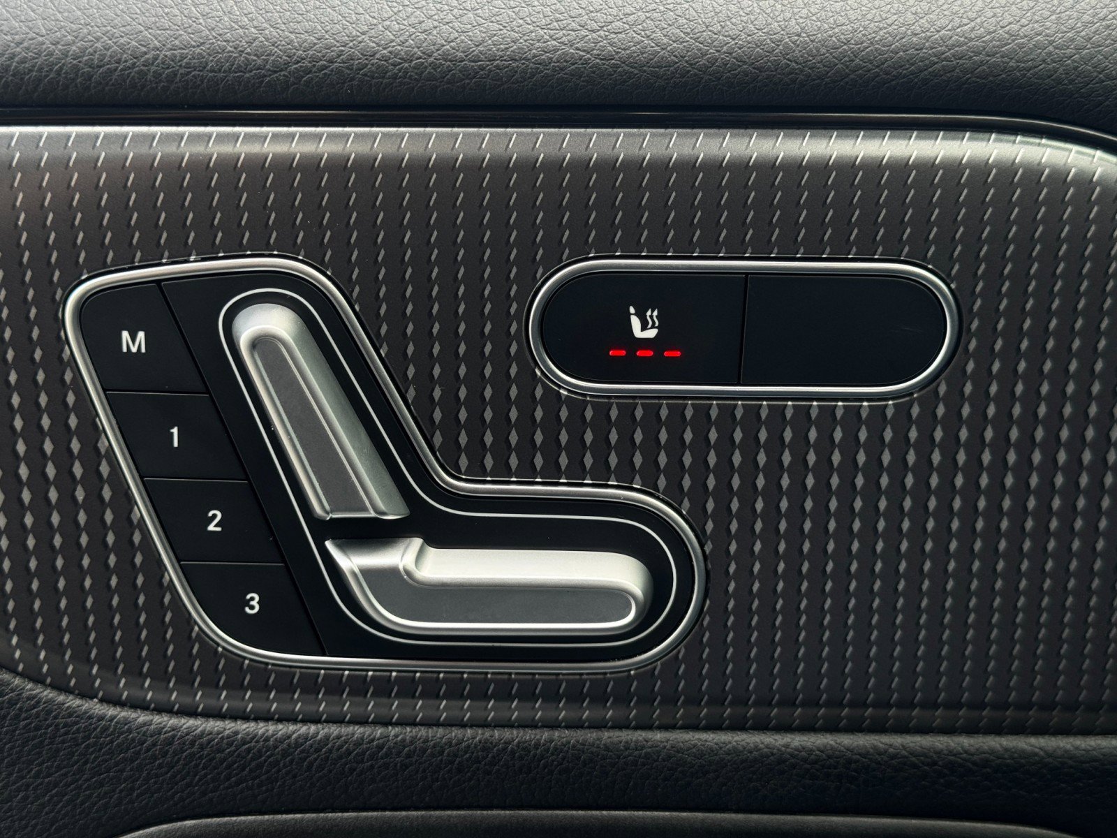 Used 2021 Mercedes-Benz GLB 250 4MATIC w/ Premium Package image 17