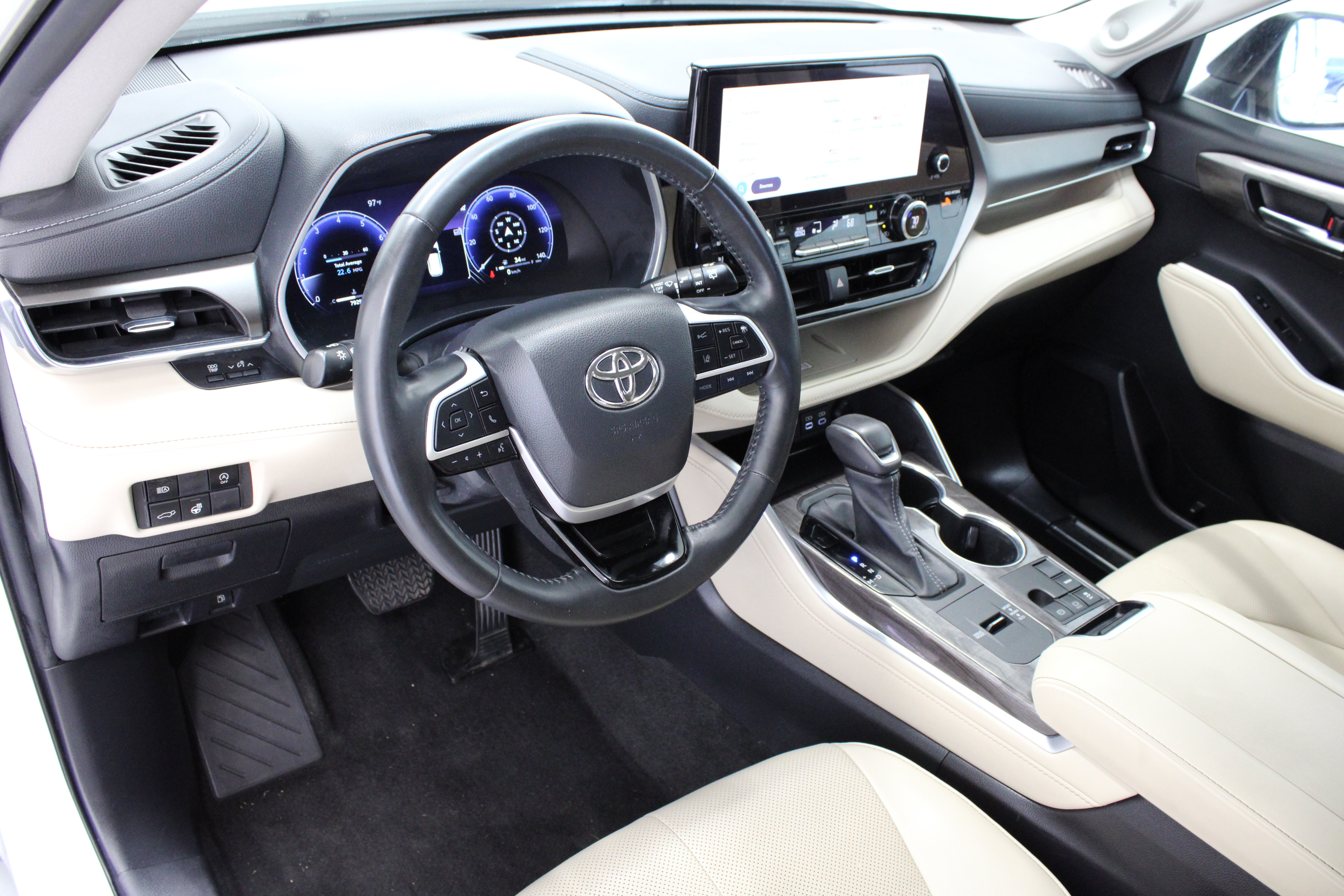 Used 2023 Toyota Highlander Limited FWD image 13