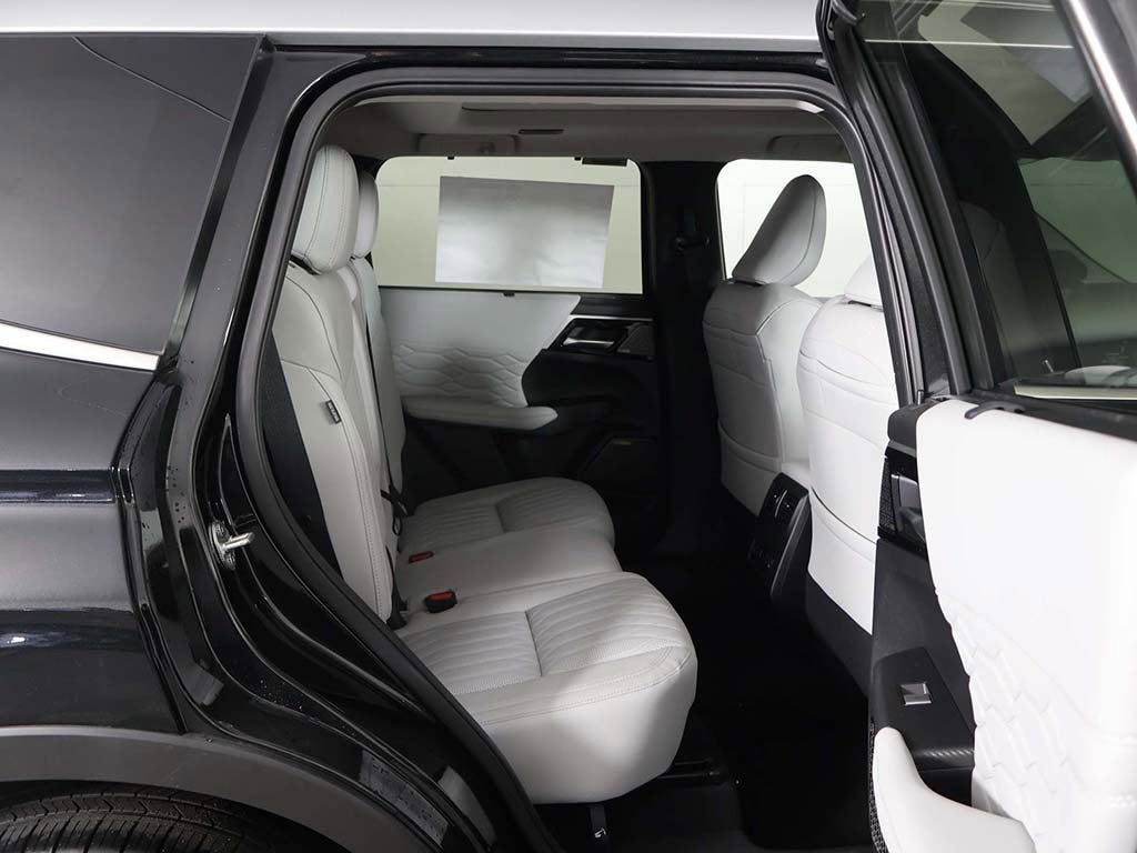 New 2025 Mitsubishi Outlander AWD image 38