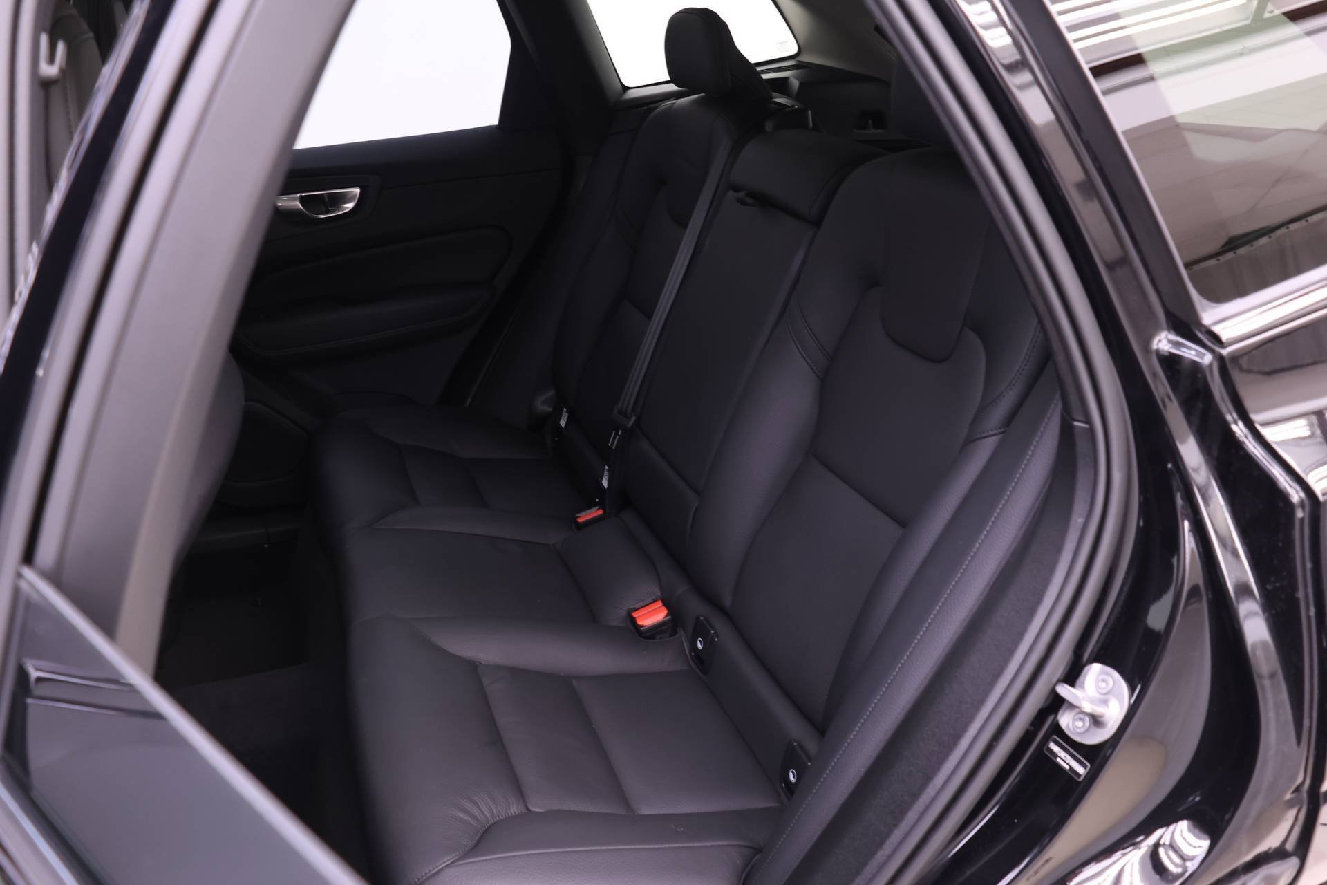 Certified 2025 Volvo XC60 B5 Plus image 12