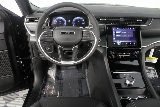 New 2025 Jeep Grand Cherokee Laredo image 11