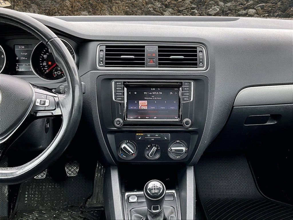 Used 2017 Volkswagen Jetta SE image 6