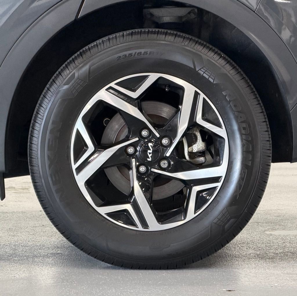 Used 2023 Kia Sportage LX image 9