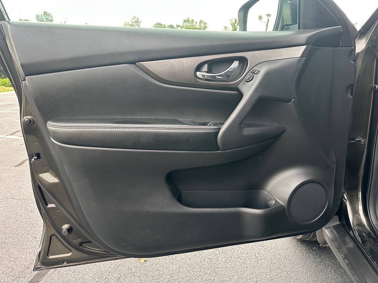 Used 2015 Nissan Rogue SV FWD image 13