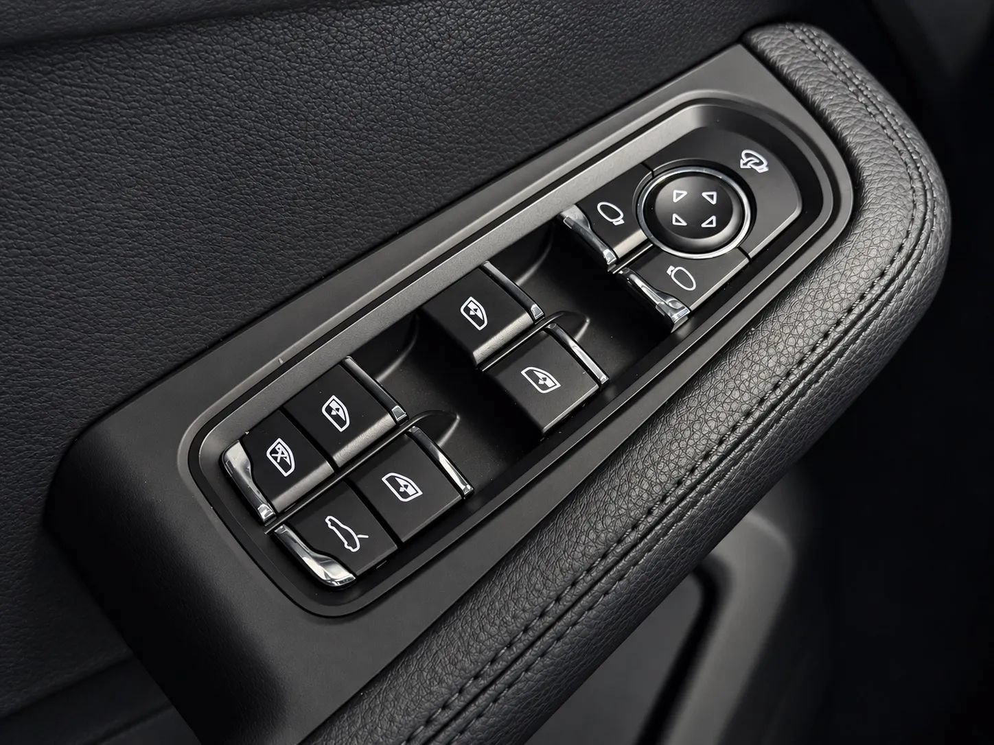 Used 2023 Porsche Macan S AWD/4WD image 37