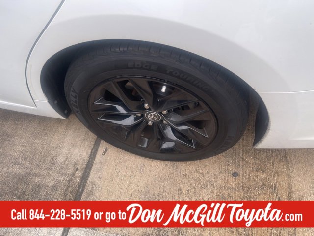 Certified 2022 Toyota Avalon XLE image 8