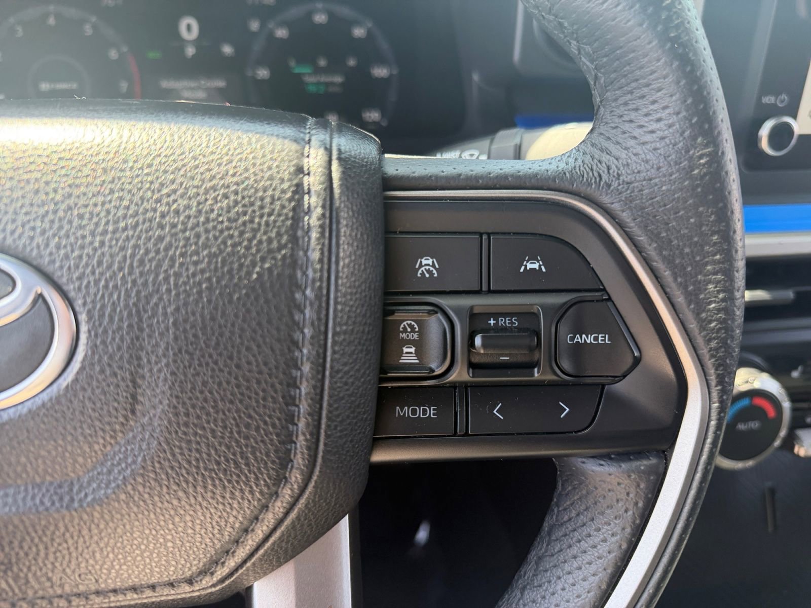 Certified 2025 Toyota Tacoma TRD Off-Road AWD/4WD image 19