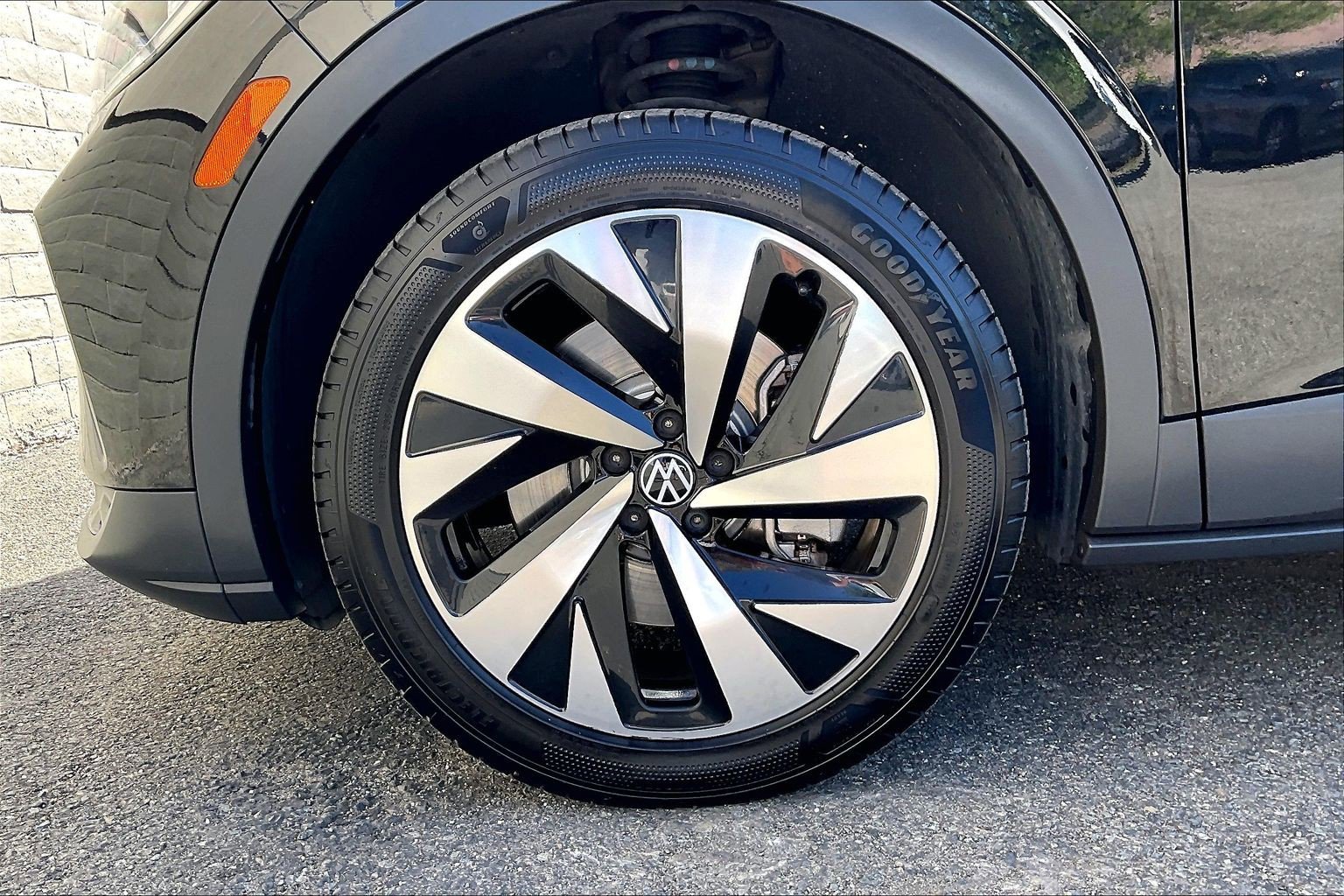 Certified 2022 Volkswagen ID.4 Pro S w/ Gradient Package image 7