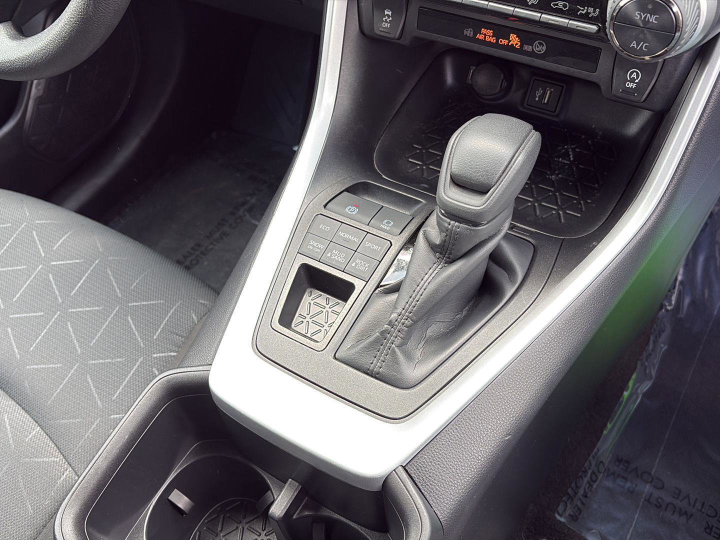 Used 2025 Toyota RAV4 XLE AWD/4WD image 18