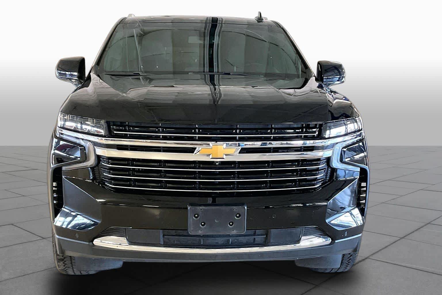Used 2021 Chevrolet Suburban LT w/ Luxury Package RWD image 3